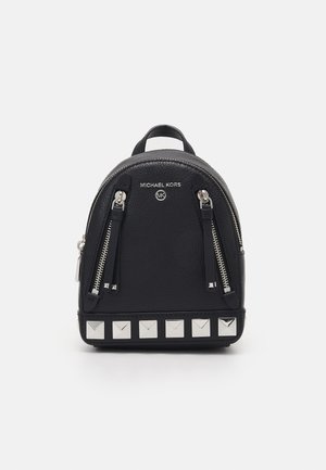 Czarny skórzany mini plecak Michael Kors z dwoma pionowymi zamkami z przodu i srebrnymi kwadratowymi ćwiekami wzdłuż dolnej krawędzi.