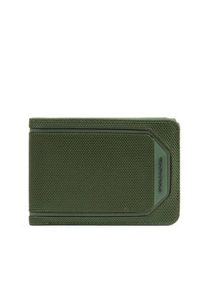 Portefeuille compact en tissu texturé vert avec un design minimaliste et une petite étiquette de marque sur le côté, présenté fermé sur un fond blanc.