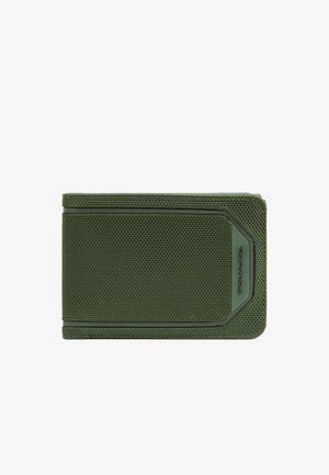 Portefeuille compact en tissu texturé vert avec un design minimaliste et une petite étiquette de marque sur le côté, présenté fermé sur un fond blanc.