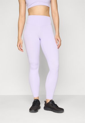 Leggings de culoare mov deschis cu talie înaltă, textură fină și un design ajustat. Purtați cu pantofi sport negri.