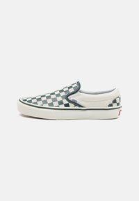 CLASSIC SLIP-ON UNISEX - Loaferit/pistokkaat - green/true white