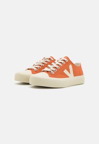 Veja WATA II - Tenisice - orange