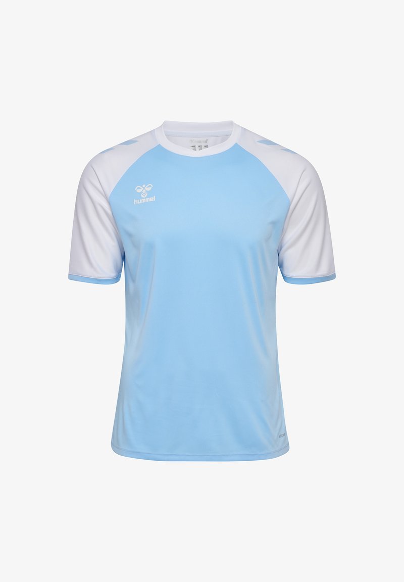 Maillot sportif bleu clair avec manches raglan blanches. Comprend un col rond et un logo sur le côté supérieur gauche. Fabriqué en tissu lisse.