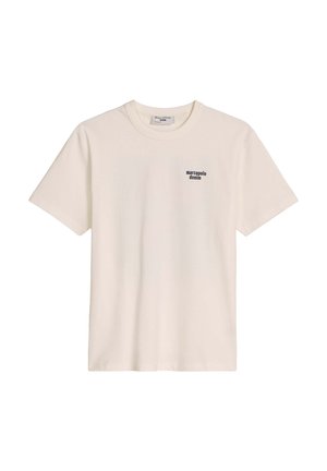 Ethelvalge lühikeste varrukatega ümara kaelusega T-särk, millel vasakul rinnal on tekstiline logo "marcopolo denim".