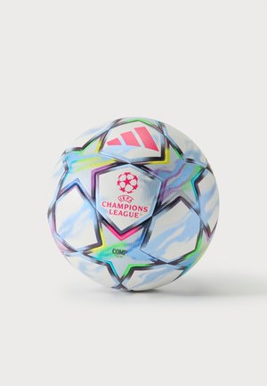 Ballon de football blanc de l’UEFA Champions League avec motif étoilé coloré et logo rouge, posé sur un fond uni clair. Aucune personne présente.