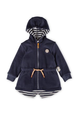 Marineblaues Fleece-Jacket mit Kapuze, gestreifter Innenfutter, orangefarbene Reißverschlussdetails, Kordelzug in der Taille und einem runden Aufnäher mit einem Emblem auf der Brust.