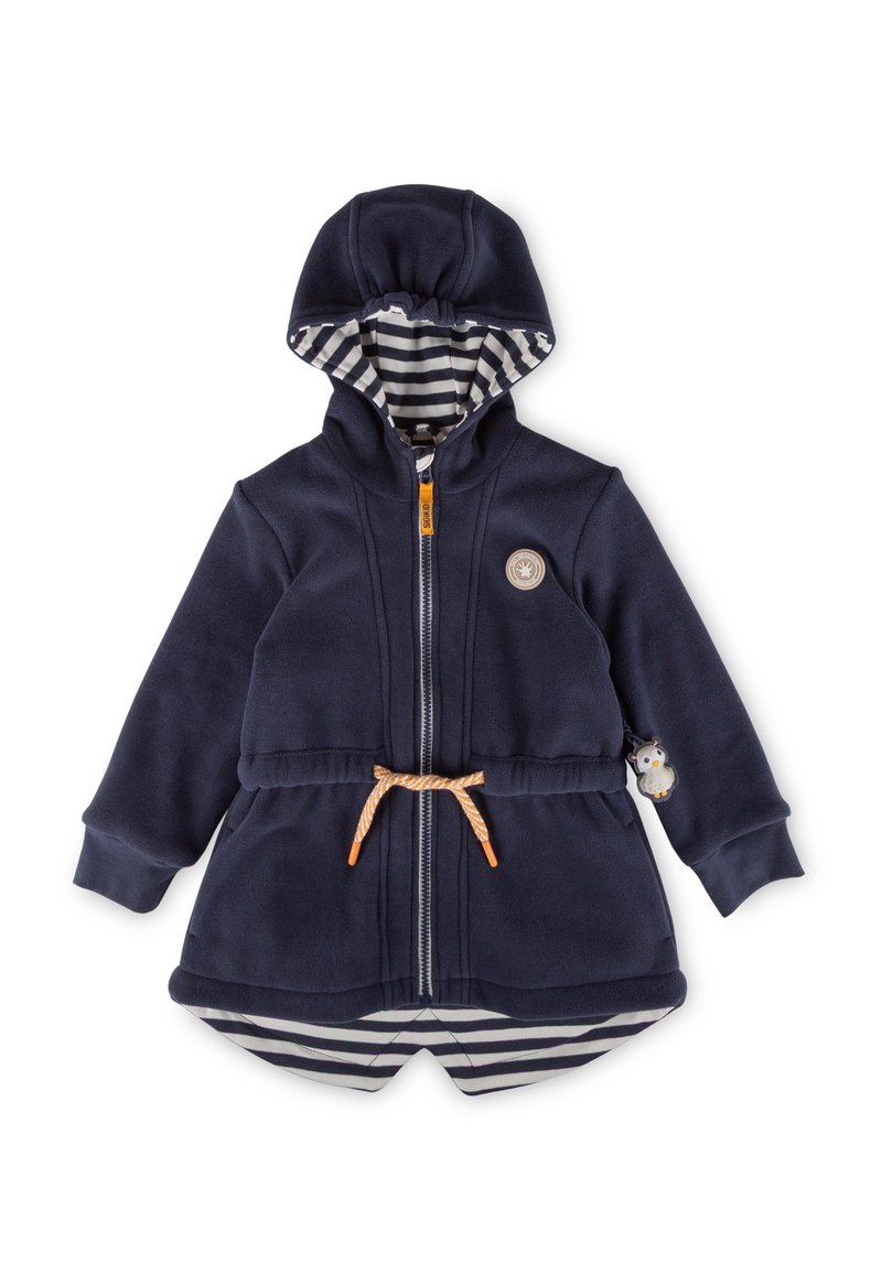 Marineblaues Fleece-Jacket mit Kapuze, gestreifter Innenfutter, orangefarbene Reißverschlussdetails, Kordelzug in der Taille und einem runden Aufnäher mit einem Emblem auf der Brust.