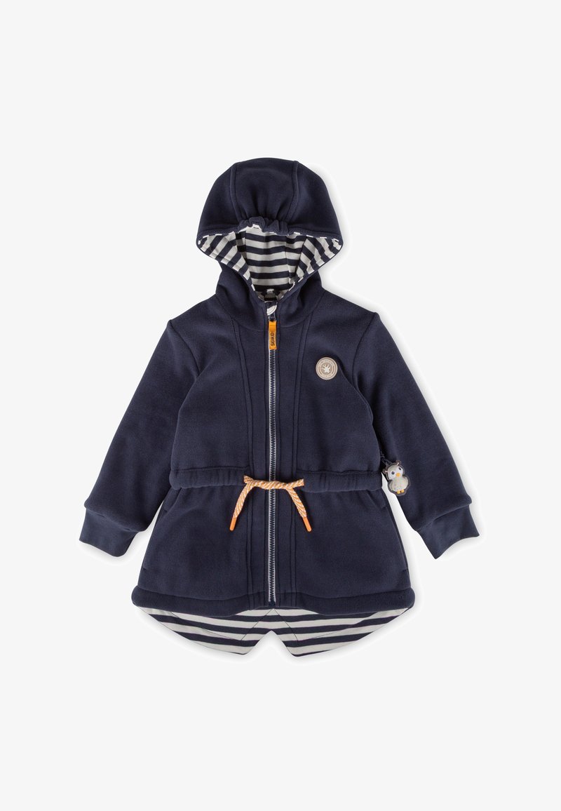 Marineblaues Fleece-Jacket mit Kapuze, gestreifter Innenfutter, orangefarbene Reißverschlussdetails, Kordelzug in der Taille und einem runden Aufnäher mit einem Emblem auf der Brust.