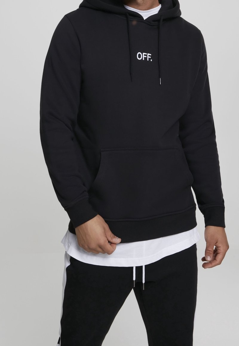 Svart huvtröja i bomullsblandning, med en framficka som en känguru, dragsko i huvan och vit "OFF." text på bröstet.