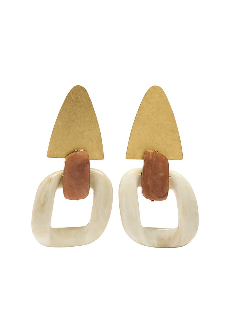 Złote trójkątne kolczyki z przymocowanymi brązowymi i dużymi kremowymi marmurkowymi otwartymi kształtami geometrycznymi tworzącymi nowoczesne długie kolczyki.