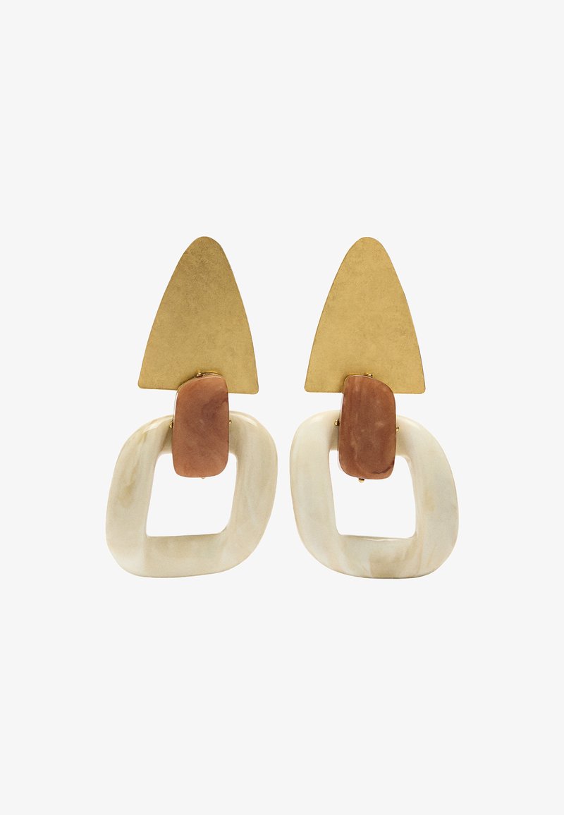 Złote trójkątne kolczyki z przymocowanymi brązowymi i dużymi kremowymi marmurkowymi otwartymi kształtami geometrycznymi tworzącymi nowoczesne długie kolczyki.