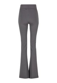 Pantalons évasés gris avec une large taille, fabriqués à partir d'un matériau doux et extensible. Texture lisse sans motifs visibles ni accessoires.