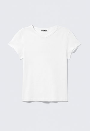 Obična bijela majica s kratkim rukavima i V-izrezom, s malom naljepnicom "WEEKDAY" unutar ovratnika, prikazana na svijetlosivoj pozadini.