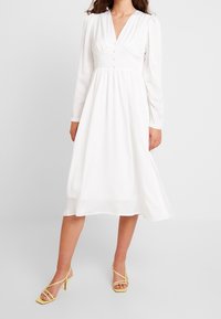 YAS Freizeitkleid - white