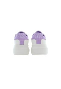 Sneaker bianchi con accenti viola, dotati di un collare imbottito, testo "DAL 1890" sul retro e suola in gomma testurizzata.