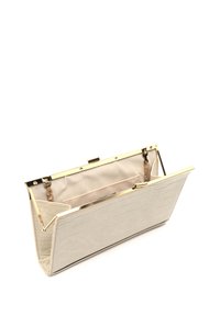 Borsa a busta color crema con motivo coccodrillo, accessori in tono oro e un ampio interno foderato in tessuto beige. Si apre con una chiusura a gancio.