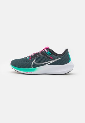 AIR ZOOM PEGASUS 40 - Juoksukenkä/neutraalit - deep jungle/metallic silver/black/white/clear jade/fireberry