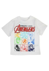 T-shirt en coton blanc avec un graphisme coloré des personnages des Avengers et leur logo, accompagné d'un texte audacieux en noir et rouge présent dans un design à plusieurs encadrés.