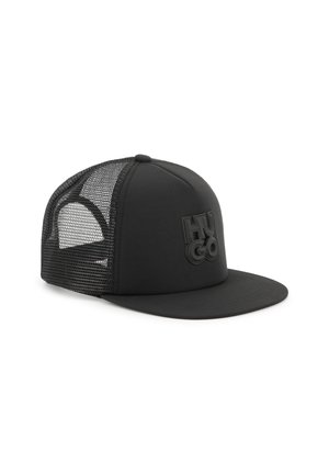 Casquette de camionneur noire avec un panneau avant solide, un dos en mesh et un texte de logo en relief. Caractéristiques d'une visière plate et d'une forme structurée.