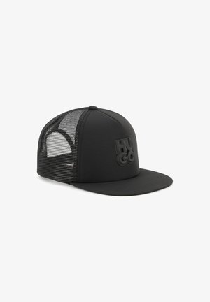 Casquette de camionneur noire avec un panneau avant solide, un dos en mesh et un texte de logo en relief. Caractéristiques d'une visière plate et d'une forme structurée.