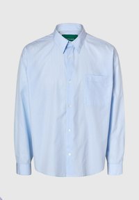 Lyseblå langermet skjorte med vertikale striper, knappet krage, enkelt brystlomme og hvite knapper på et glatt stoff.