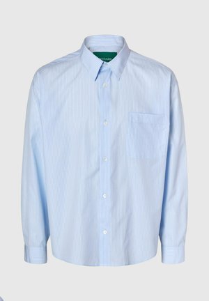Svetlo modra srajca z dolgimi rokavi in vertikalnimi črtami, z ovratnikom na gumbe, enim žepom na prsih in belimi gumbi na gladki tkanini.