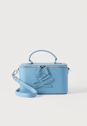 Sac à main rectangulaire en cuir bleu clair avec poignée supérieure, bandoulière amovible, fermeture éclair et logo décoratif cousu à l'avant.