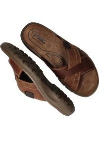 Bruine sandalen met een zachte suède en mesh bovenkant. Voorzien van kruistraps en een gestructureerde rubberen zool voor grip. Anatomisch voetbed ontwerp.