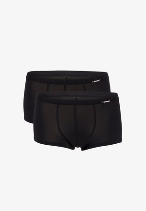 Schwarze Boxerbriefs aus geripptem Material, mit einem glatten Bund und einem kleinen silbernen Akzent an der Seite. Zwei Paare ausgestellt.