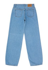 Vaqueros de mezclilla azul claro con un diseño relajado y de pierna ancha. Cuenta con dos bolsillos traseros y una parche de cuero marrón en la cinturilla.