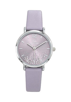 Montre ronde en argent avec un cadran violet clair, des chiffres en argent et des cristaux décoratifs. Bracelet en cuir lavande plat avec une texture lisse.