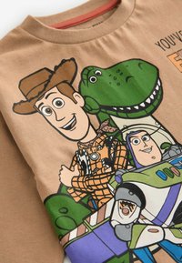 Next TOY STORY - REGULAR FIT - Ilgarankovis viršutinės dalies drabužis - tan brown