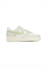 Baskets Nike Air Force 1 en cuir gris clair avec des accents vert pâle, bout rond, fermeture à lacets à l'avant et semelle en caoutchouc texturé.