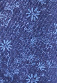 Tissu en denim bleu avec un motif floral subtil présentant diverses formes de fleurs dans des nuances de bleu plus clair tissées dans la texture.