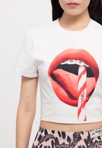 Fiorucci MOUTH CROPPED  - Μπλουζάκι με στάμπα - white