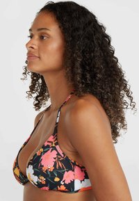Top bikini nero con motivo floreale colorato che presenta fiori rosa, arancio e bianchi. Stringhe regolabili e coppe a triangolo.