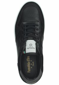Sneaker in pelle nera con dettagli perforati, chiusura con lacci e suola in gomma bianca. Presenta un'etichetta di marca sulla linguetta.
