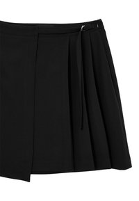 Gonna nera plissettata realizzata in tessuto liscio, con zip laterale e cintura legata in vita. Linee pulite e design minimal.