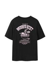 Mustat lyhythihaiset t-paita, jossa on vaaleanpunainen graafinen kuvio ja teksti sekä kulhollinen ramen-nuudeleita esittävä piirros takana keskellä.