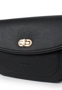 Borsa a tracolla in pelle nera con una finitura testurizzata, dotata di un fermaglio in metallo dorato e di una chiusura a pattina liscia. Dettaglio del logo impressa.