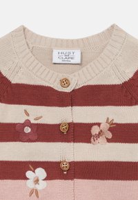 Cardigan rayé en beige, bordeaux et rose avec des boutons en bois ; présente des broderies florales en rose et blanc à l'avant.