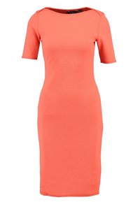 Korallfärgad midi-klänning i texturerad tyg, med rund halsringning och korta ärmar, med en figurnära silhuett som sträcker sig till knäet.
