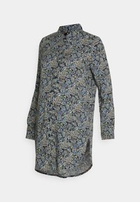 Camisa de mangas longas em azul-marinho com um padrão paisley em azul, verde e bege, apresentando um colarinho e fecho frontal com botões.