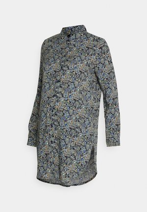Camisa de mangas longas em azul-marinho com um padrão paisley em azul, verde e bege, apresentando um colarinho e fecho frontal com botões.