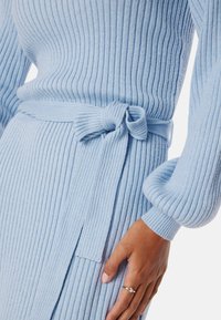 Bubbleroom ROUND NECK RIB KNITTED MIDI DREESS - Pletené šaty - light blue denim