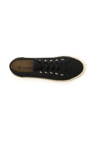 Zapatilla de lona negra con seis ojales, punta redonda y entresuela de yute trenzado. Parte superior negra texturizada y detalle de suela de color crema.