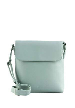 Sac bandoulière gris clair avec rabat avant, bandoulière réglable et logo discret embossé en bas au centre de l’avant.