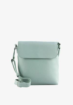 Sac bandoulière gris clair avec rabat avant, bandoulière réglable et logo discret embossé en bas au centre de l’avant.