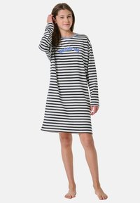 Gestreifter Nachthemd mit langen Ärmeln in Schwarz und Weiß, mit einem hellblauen Kragen und dem Text "DREAM ON" in Blau und Rot. Aus weichem Baumwollmaterial.