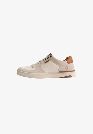 Cremefarbener Sneaker mit niedrigem Schaft, hellbraunem Fersenakzent, weißen Schnürsenkeln und Gummisohle, Seitenansicht vor weißem Hintergrund.